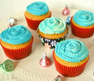 Best Basic Buttercream Frosting Icing - Perfect for Cupcake, Piping, Flowers & Decorating - craftycookingmama.com