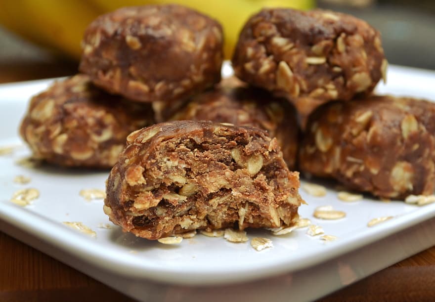 Chewy Peanut Butter Chocolate Cinnamon Oatmeal Cookie Bites - No Bake - Healthy Sweets | craftycookingmama.com