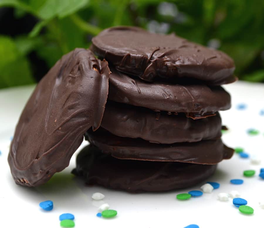 You won't believe how quick, easy and perfectly delicious these Copycat Thin Mint Cookies are to make! 3 ingredients & 15 minutes is all you need. Vegan, no bake, perfect - craftycookingmama.com