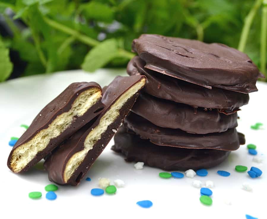 You won't believe how quick, easy and perfectly delicious these Copycat Thin Mint Cookies are to make! 3 ingredients & 15 minutes is all you need. Vegan, no bake, perfect - craftycookingmama.com