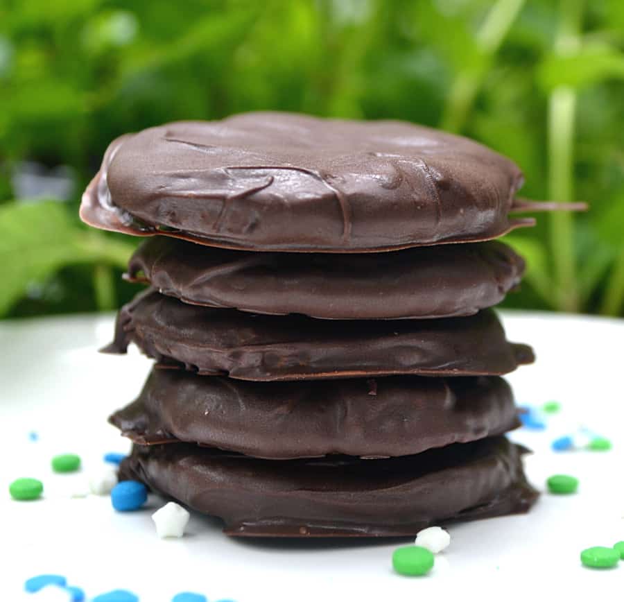 You won't believe how quick, easy and perfectly delicious these Copycat Thin Mint Cookies are to make! 3 ingredients & 15 minutes is all you need. Vegan, no bake, perfect - craftycookingmama.com
