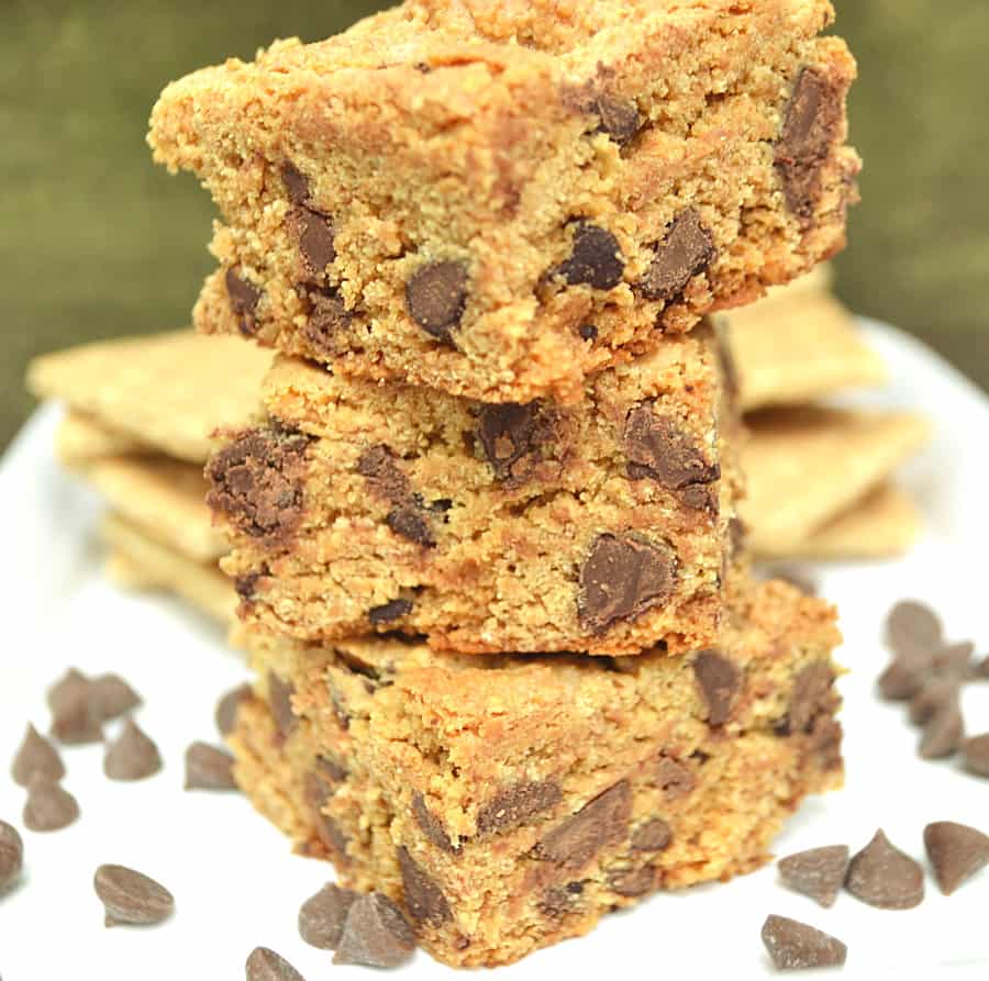 A chewy, different & delicious chocolate chip cookie bar / blondie made with graham cracker crumbs | Quick to make with only 6 ingredients | Kid friendly baking | craftycookingmama.com