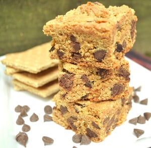A chewy, different & delicious chocolate chip cookie bar / blondie made with graham cracker crumbs | Quick to make with only 6 ingredients | Kid friendly baking | craftycookingmama.com