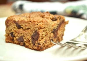 A chewy, different & delicious chocolate chip cookie bar / blondie made with graham cracker crumbs | Quick to make with only 6 ingredients | Kid friendly baking | craftycookingmama.com