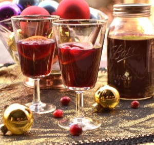 Mulled Cranberry Wine | Warm Spiced Cranberry Wine | Glühwein | www.craftycookingmama.com