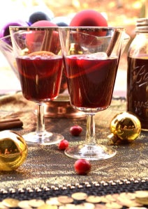 Mulled Cranberry Wine | Warm Spiced Cranberry Wine | Glühwein | www.craftycookingmama.com