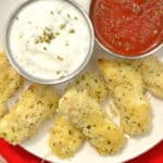 "Unfried" Baked Mozzarella Sticks - crunchy & gooey cheesy goodness without the guilt. Yay for healthy snacking! | www.craftycookingmama.com