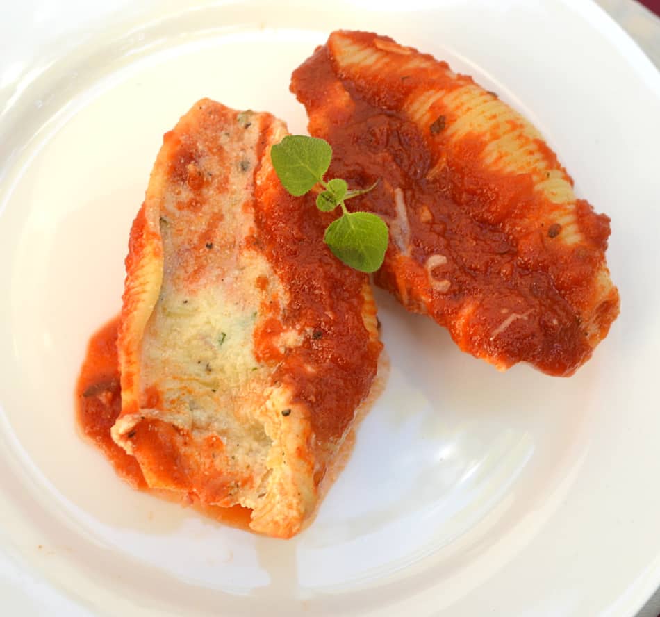 Simple, classic & delicious Stuffed Shells with LOADS of cheese | www.craftycookingmama.com