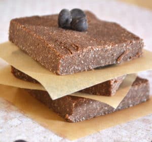 Peanut Butter Low Carb Protein Bars. Made with coconut flour - perfect for diabetics & carb counters. 10 grams carbs & protein per bar | www.craftycookingmama.com