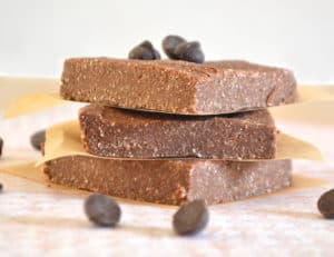 Peanut Butter Low Carb Protein Bars. Made with coconut flour - perfect for diabetics & carb counters. 10 grams carbs & protein per bar | www.craftycookingmama.com
