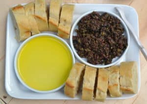 Try this simple & delicious Olive Tapenade made with black and kalmata olives, olive oil, capers, anchovies & garlic | www.craftycookingmama.com